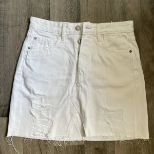 Vit jeanskjol  - En supersnygg vit jeanskjol som jag bara har använt en gång men passar tyvärr inte mig längre.