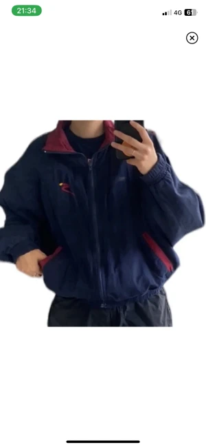 Retro jacka  - Följ profilen och få 5% i rabatt   Produktens skick:god skick   Storlek: S  Passform: regular   För mer info, kontakta mig 😀