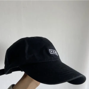 Vans keps  - Följ profilen och få 5% i rabatt   Produktens skick:  mycket god   Storlek: one size (justerbart)   För mer info, kontakta mig 😀