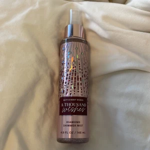 Bath and body works mist - Bath and body works body shimmer mist i lukten ”a thousand wishes”. Har aldig använt och säljs ej i sverige
