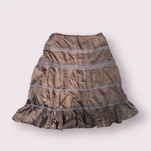 Ball minikjol - Cool brun minikjol med virkade detaljer. Superfin att ha över ett par jeans nu till hösten. Står att storleken är 170 men skulle säga att det är S. Bra skick!