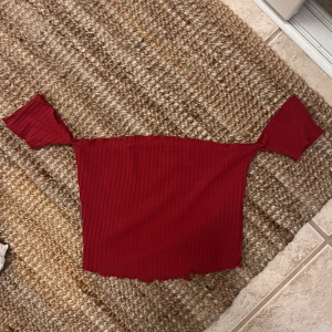 Topp off shoulder - Top från new yorker, ärmarna träs på armarna, inte axlarna. Passar XS-S men liten i storlek. 