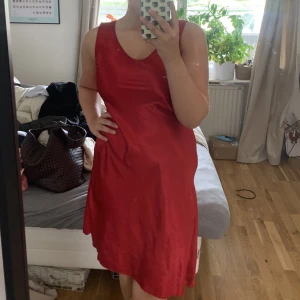 Satin klänning - Köpt second hand, står inte strl men såhär sitter den på mig som är 38
