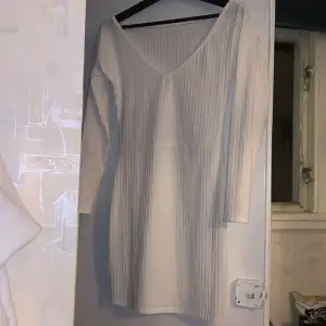 Långärmad vit klänning från SHEIN som funkar till allt! Funkar för storlek S och M🤍