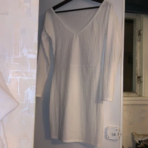 Snygg vit klänning - Långärmad vit klänning från SHEIN som funkar till allt! Funkar för storlek S och M🤍