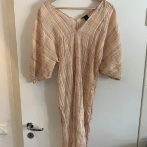 Lindex klänning  - Går till vaderna/anklarna, har puffärmar
