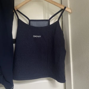 DKNY linne  - Så fint dkny linne. Bra skick! Frakt ingår ej💕