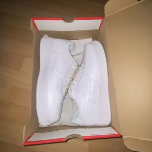 Airforce 1 - Hej säljer ett par Airforce One med rep snören, helt oanvändna. Priset kan diskuteras hör av er! Storlek 44 men passar även 43!