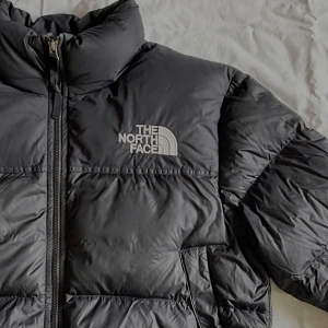 The North Face jacka  - Cropad The North Face jacka i stl M. Varan är använd men i bra skick.