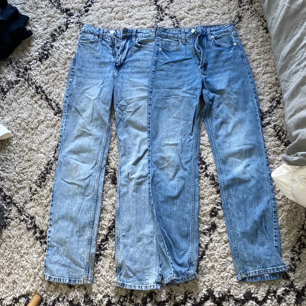 2 par jeans från hm i olika färger samma storlek och passform! Straight fit. Den lite mörkare färgen har en liten prick av tygfärg som inte går bort men man märker det knappt!💓💓1 för 150 och båda för 250!💞. Jeans & Byxor.