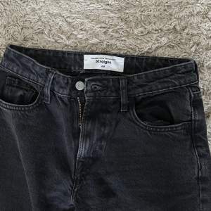 Svarta/mörkgrå jeans från HM. Rak, midwaist. Säljer pga för små