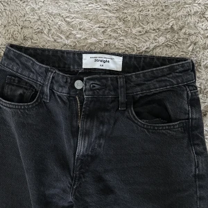 Jeans - Svarta/mörkgrå jeans från HM. Rak, midwaist. Säljer pga för små