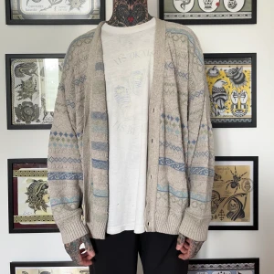 Vintage cardigan - Sitter som L. Mysig & gubbig. (Skippa alla 1000 frågor för att sen strunta i köpet. Köp nu eller inte alls, slösa inte min tid tack! Jag möts inte längre upp pga tidsödslande intressenter.)