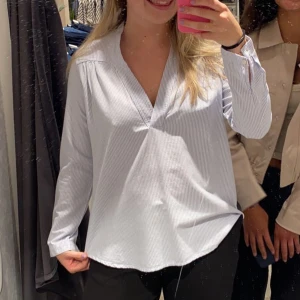 Esprit skjorta  - Säljer denna fina skjorta på grund av att den ej kommer till användning. Helt oanvänd, prislapp kvar, nypris 599🌸