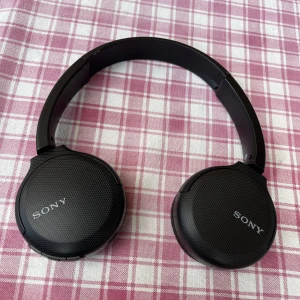 Sony hörlurar  - Ett par hörlurar i väldigt fint skick. Inte alls mycket använda! 