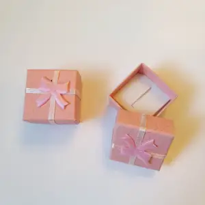 2 stk små present låda Passar til tex ring eller små öronhängen. Helt nya!!