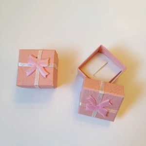 2 stk rosa Present låda - 2 stk små present låda Passar til tex ring eller små öronhängen. Helt nya!!