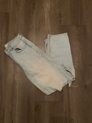 Blåa jeanse  - Använd mycket stora hål vid knäna, högmidjade 