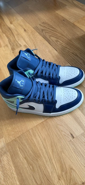 Jordan 1 Blue Mint - Säljer mina Jordan 1 för dom inte har kommit till användning. Använda mellan 1-3 gånger. Storlek 43. Pris kan diskuteras