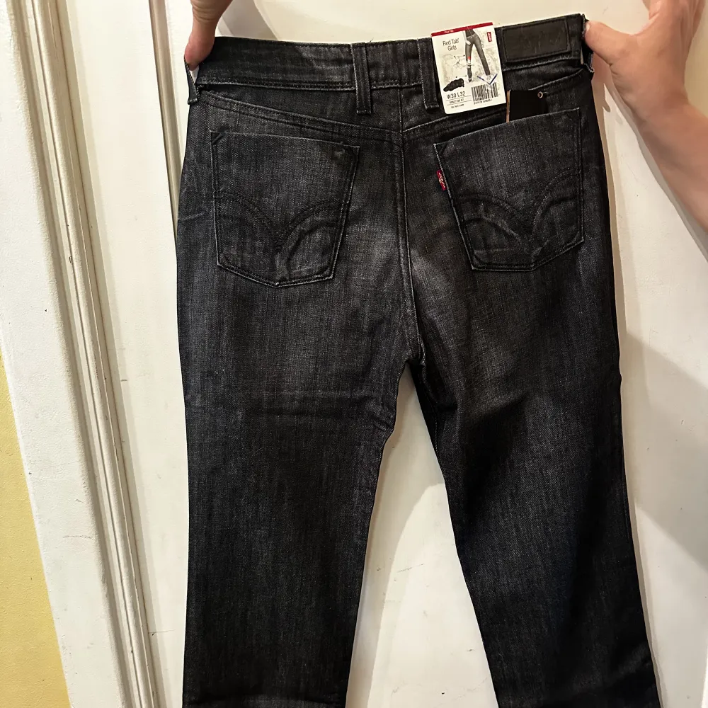 Helt nya Levis jeans med prislappen kvar. Modellen på jeansen är ”red tab girls, 627” i färgen grå. Flera storlekar: 1 st i storleken W28/L32. 2 st i storleken W29/L32. 3 st i storleken W30/L32.. Jeans & Byxor.