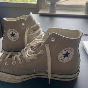 Beiga converse - Storlek 41, ganska använda men går att tvätta! 