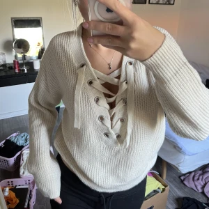 Stickad tröja  - Mysig stickad tröja för hösten, med snörning på bröstet. Knappt använd så bra skick. Strl s, 50kr plus frakt 