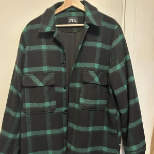 Rutig jacka - Från Zara, storlek M och i bra skick
