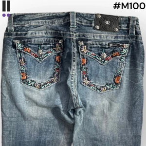 M100 lågmidjade bootcut missme jeans  - MissMe jeans i model Boot 💜 Tag 32W 💜Midja (rakt över) 43cm 💜 Innerben 83cm 💜 Ytterben 108cm 💜 Benöppning 24cm 💜 Nedgågna, saknar en plupp på tag 💜Våra mått blir W=33, L=32 💜 Men jämför alltid måtten💜