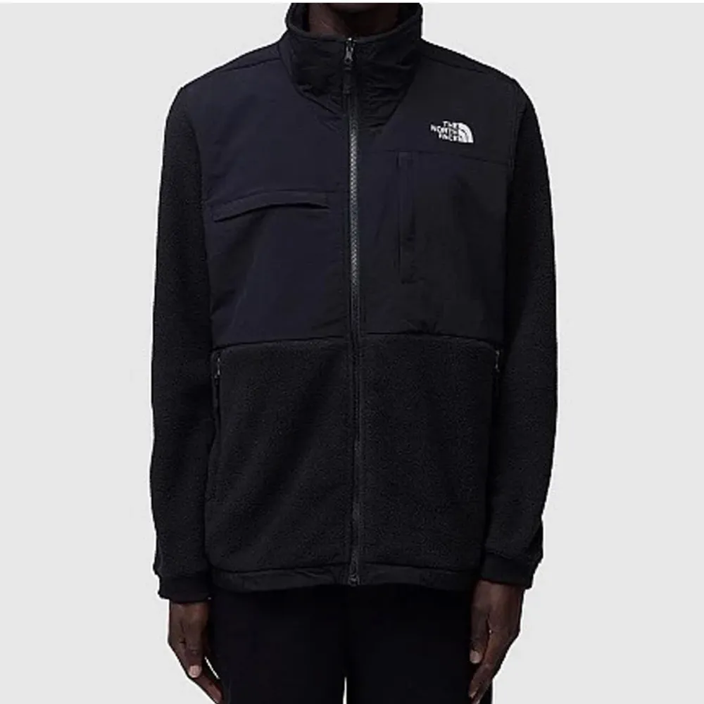 The North Face fleecejacka. I herrstorlek så den passar även i m/s.  Perfekt nu till hösten! Fint skick🌸  Nypris: 1650kr. Jackor.