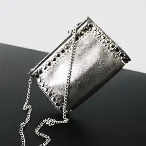 Säljer denna snygga silver väska från zara som ej säljs längre❤️ 200kr plus frakt
