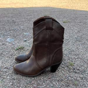 Bruna låga cowboyboots i storlek 37