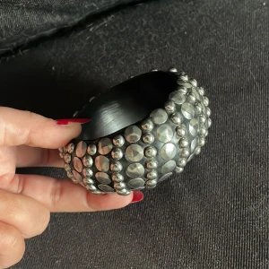 Armband  - Super najs armband! Den är ca 8cm stor, rakt över. Det saknas 3 nitar(de sista bilden) men det är ingen man tänker på🌹🌹🌹