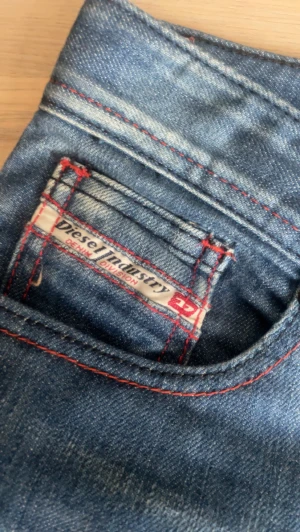 Lågmidjade Diesel jeans - Diesel jeans med en vingar på fickorna lite för små för mig dom är botcut och lågmidjade ❤️