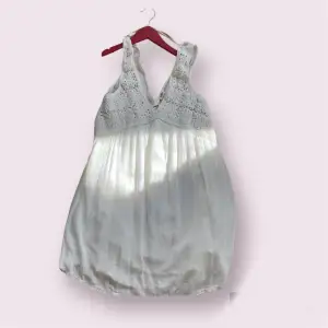 Jättefin vit klänning, väldigt luftig!  Från Pull&Bear och använd en gång. Den har ett litet hål längst ner, kontakta för fler bilder! 💕