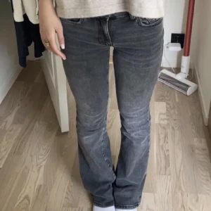 Lågmidjade jeans - Säljer dessa lågmidjade jeans, hör av er om du vill köpa❤️