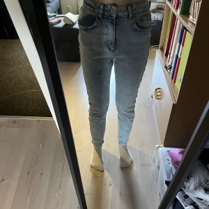 NA-KD ”mom jeans”  - Ljusblåa mom jeans från NA-KD i storlek 34. Högmidjade. Använda fåtal gånger så i nyskick! 200kr plus frakt. Har mycket fler plagg ute tillsalu! 