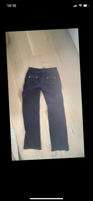 Juicy set - Mörkblått juicy set. Toppen är i storlek M och byxorna är i S. Fint skick