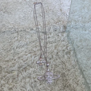 Vivienne Westwood halsband  - Superfint halsband, säljer då det inte används tillräckligt. 
