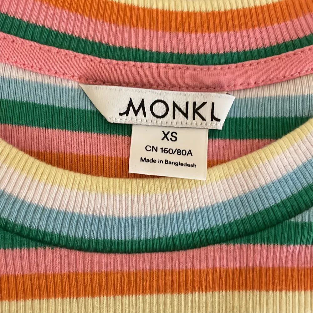 Super fin och skön t-shirt från monki i storlek xs🧡 helt oanvänd. Super bra skick. Köpt för 99. Pris kan diskuteras❤️. T-shirts.