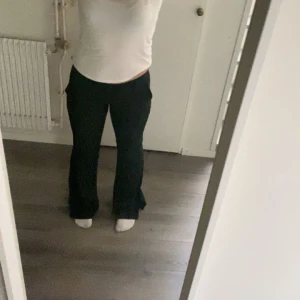 Lågmidjad kostymbyxa - Säljer mina superfina lågmidjade kostymbyxor från bik bok i stl 36 alltså som en vanlig 34 i byxor eftersom bik bok har små storlekar🩷säljer de pågrund av att de inte passar mig längre🩷 andvänd ett fåtal gånger, ser ut som nya🩷 nypris:400-500💕