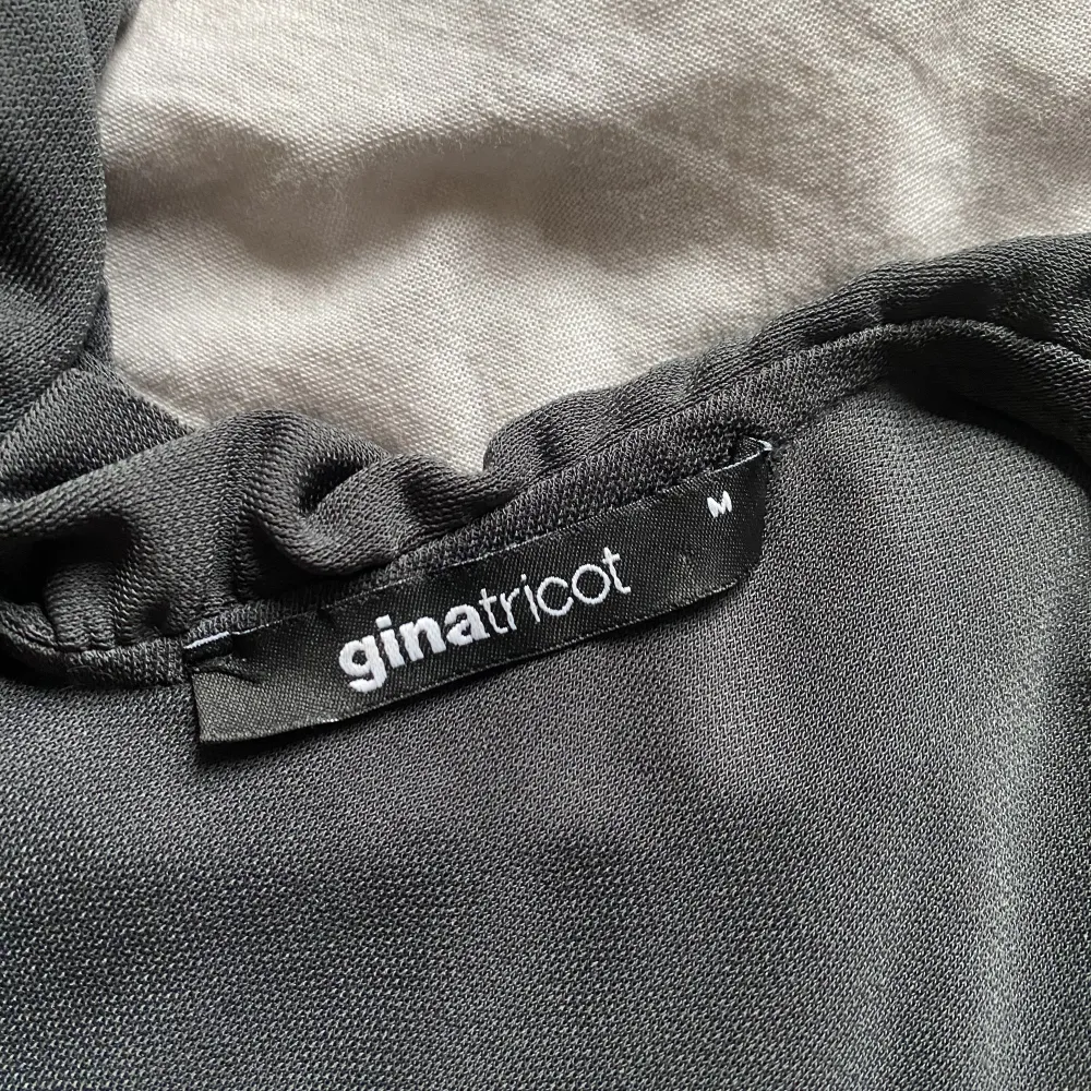 Ett fint grått linne med volanger vid axeln. Aldrig använd, från Ginatricot 🩷. T-shirts.
