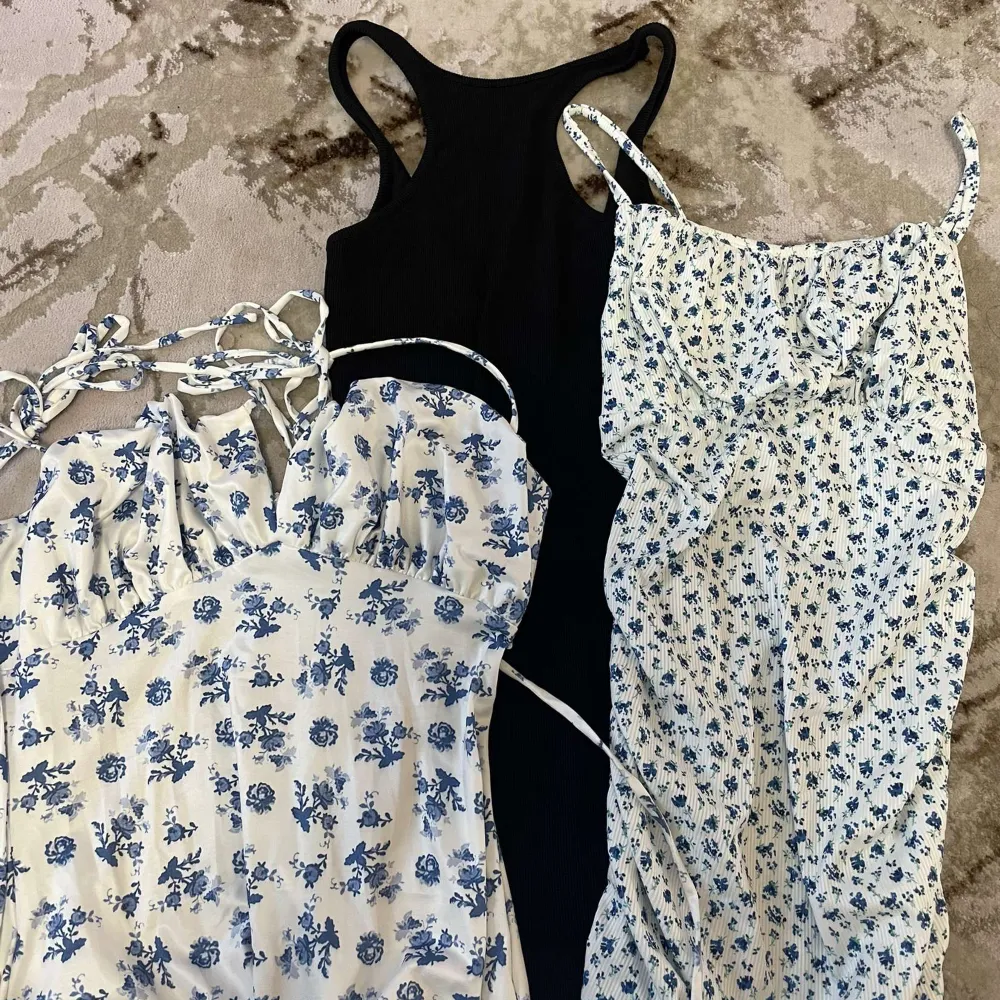 Tre klänningar i olika storlekar, 50kr styck🫶🏻🤍. Klänningar.