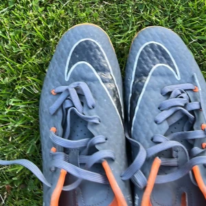 Fotbollskor storlek 40 - Säljer min fotbollsskor som är i bra skick. De är storlek 40,  kan bara mötas up i Örebro 