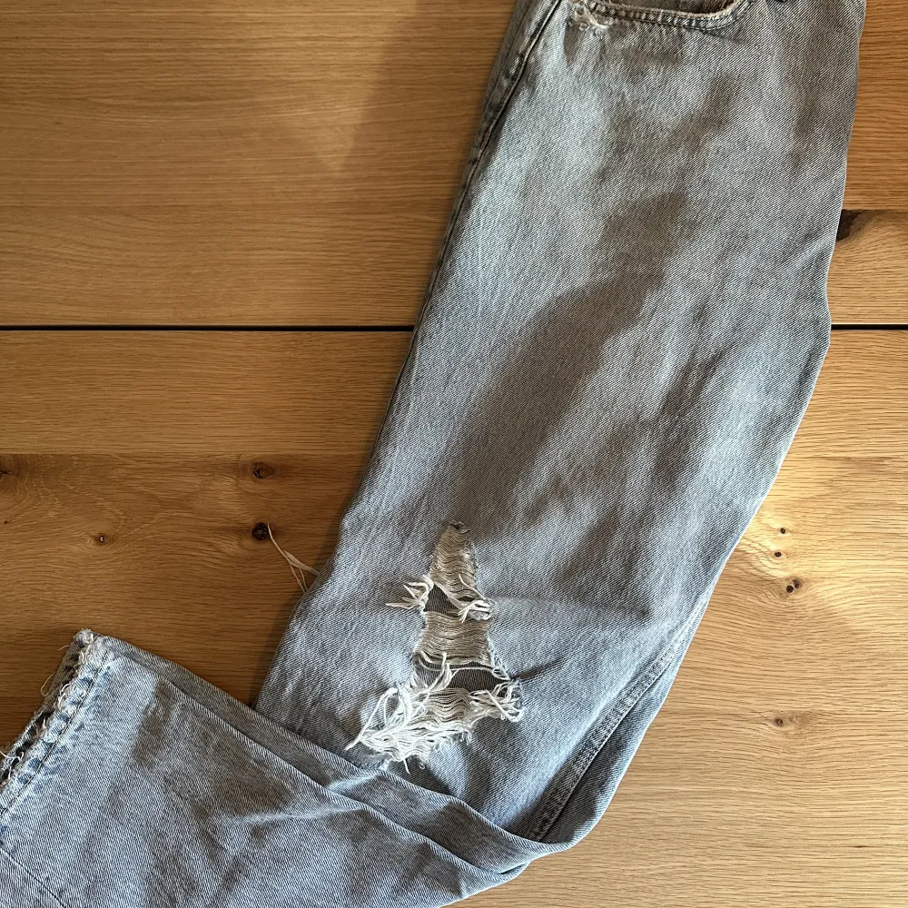 💓Ljusblåa jeans med hål/slitningar 💓Storlek 38 💓Från Zara 💓Kan skickas, köparen betalar frakt . Jeans & Byxor.