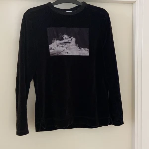 Limitato tröja - Säljer nu min limitato tröja då den inte används längre skick 10/10 och det finns inga tecken på användning! Det är en unik tröja då hela tröjan är i mocka material. Nypris runt 4000kr 