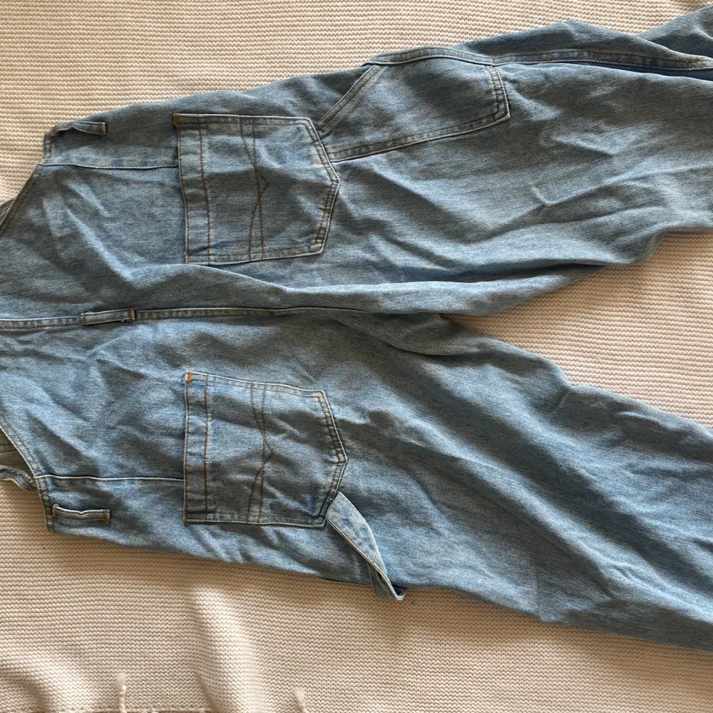 Så fina hängselbyxor passar den som är mellan 160 - 170 cm. . Jeans & Byxor.