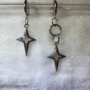 2 par örhängen - Dessa örhängen är till största dels gjorda av rostfritt stål vilket innebär att de inte förstörs om de kommer i kontakt med vatten och allmänt håller längre. Rostfritt stål ändrar inte färg som att ndra material ,perfekta för vardaglig användning.💕 Handgj