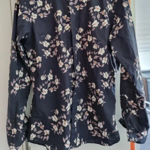 Skjorta blommig - Lite använd nyskick. Slimfit