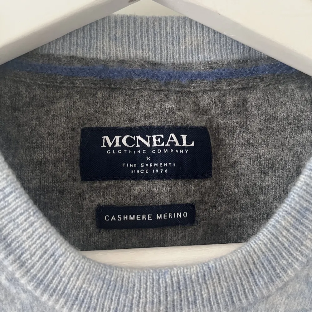 Tja säljer nu en Mcneal tröja i bra skick! Det är en Kashmir/merinoull blend, 90% merinoull och 10% Kashmir, tröjan har en riktig fin färg. Passar någon från 165-175. Tröjor & Koftor.