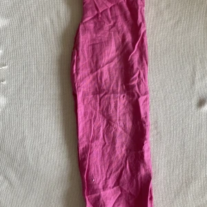 Fina rosa breda linnebyxor - Jättefina rosa linnebyxor. De passar mig som är 174 cm och har storlek S. Men skulle säga att de passar upp till L. Finns två hål vid låren, men det går att sy igen.